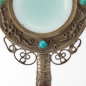 Vintage magnifying glass, and wood handle .
MGNIFYNG